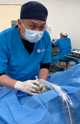Dr. Soo 进行超声引导介入治疗